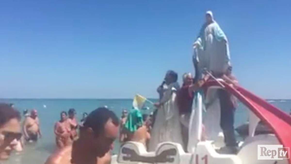 Όταν δεν πάνε οι λουόμενοι στην εκκλησία… πάει η εκκλησία στην παραλία